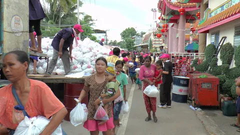 ไทย-พม่ากว่า 2 หมื่นคน แห่ รับทิ้งกระจาดศาลเจ้าปึงเถ่ากง-ม่า แม่สอด