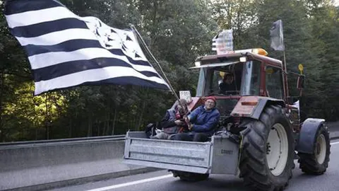 เกษตรกรฝรั่งเศสขับแทรกเตอร์ บุก ปารีส ร้อง รบ.แก้ผลผลิตตกต่ำ