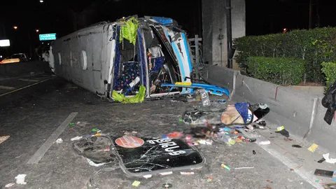 ทัวร์หักหลบรถ6ล้อ พลิกควํ่า-เจ็บระนาว