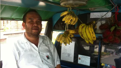 สองแถวเมืองคอนใจดี! แขวนผลไม้ให้ผู้โดยสารกินฟรี ตลอดเส้นทาง