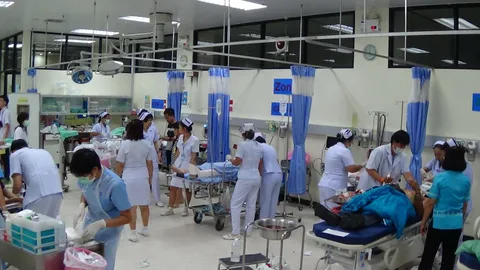 บัสคณะครู ร.ร.ดังเชียงใหม่ พลิกคว่ำ เจ็บกว่า 30 ราย