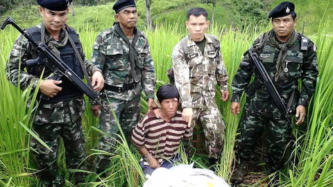 กกล.ผาเมือง สกัดจับแก๊งค้าเฮโรอีน ยึด 3 กก. ซุกพงหญ้า