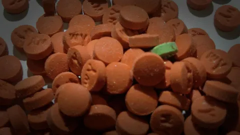 รวบหนุ่มราชบุรี ค้ายาบ้า ยึดแสนเม็ด สารภาพรับจากมูเซอ