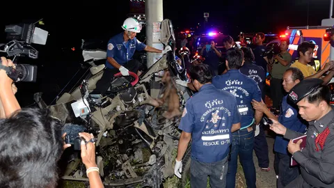 หนุ่มซิ่งกระบะเสยเสาบอกทาง เพื่อนนั่งมาด้วยดับ 3 ตัวเองโคม่า