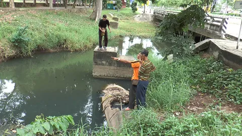 ชาวบ้านสุดทน! หน่วยงานไม่ซ่อมท่อ ปล่อยน้ำเน่าลงหนองบัว 5 ปี