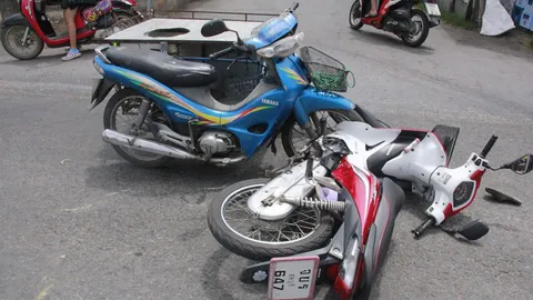 มอ'ไซค์พ่วงข้างออกจากซอย พุ่งชน จยย. หญิงวัย 52 หมดสติ สาหัส