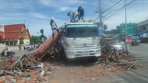ลอดไม่พ้น! สิบล้อโม่ปูนชนซุ้มวัดพังถล่ม ปูนร่วงใส่กระบะยุบ
