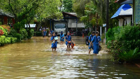 ฝนตกหนัก น้ำป่าทะลักจากดอย ท่วม ร.ร.แม่สาย ขนย้ายของอุตลุด