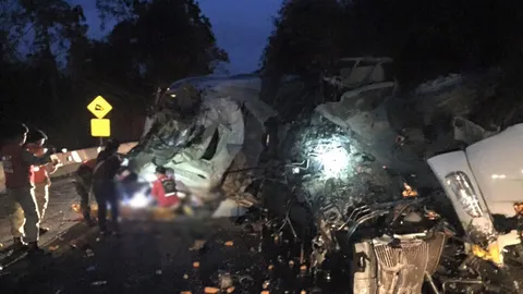 รถน้ำมันประสานงารถบรรทุกพังยับ บนดอยรวก สาหัส 2