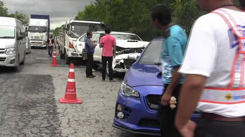  13 คันรวด! รถแก๊สเสยท้ายพ่วง 18 ล้อ เก๋งตามหลักเบรกไม่ทันชนระนาว