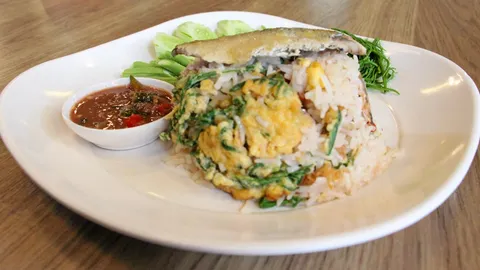 ข้าวผัดปลาทู ฟาร์มอ่างทอง จานเดียวก็เอาอยู่