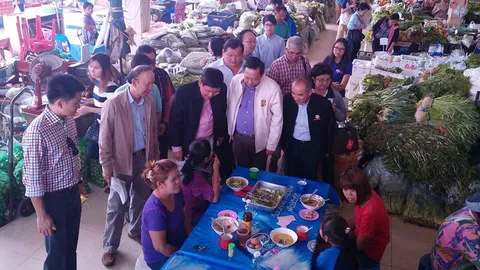 รมช.พาณิชย์ ลื่นล้ม กลางตลาดสด ขอนแก่น สั่งเพิ่มตลาดกลางช่วย SME