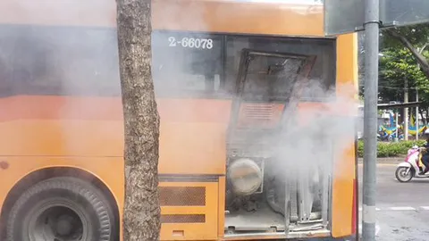 เมล์ไฟไหม้!! ตร.ลั่น! เอาอยู่จราจรเส้นพหลฯ ประสาน ม.เกษตรฯ ขอออกถ.วิภาวดีฯ