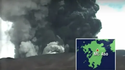 ญี่ปุ่นระทึกอีก!! ภูเขาไฟอาโซะระเบิดรอบใหม่ บึมสนั่นพ่นควันดำสูง 2 กม. (ชมคลิป)