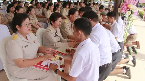 ขอบคุณ! ลูกศิษย์3พันคน ร่วมกราบครูในวันเกษียณราชการ