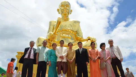 บ่าวสาวโคราช จัดแต่งงานใต้ฐานหลวงพ่อคูณ องค์ใหญ่สุดในโลก เชื่อเป็นสิริมงคล