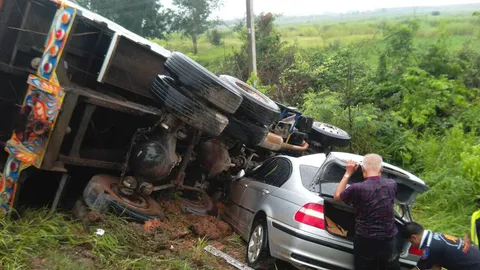 ตาวัย 80 รอดปาฏิหาริย์! สิบล้อเสียหลักเกี่ยว BMW พ่วงชนซ้ำ ดับ 3