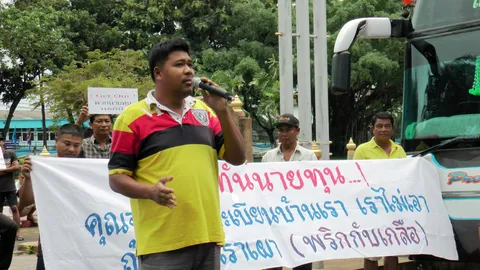 บัสเกือบ 100 บุกศาลากลางภูเก็ต ร้องแก้ บ.ทัวร์-จิวเวลรี่ วิ่งรถเอง