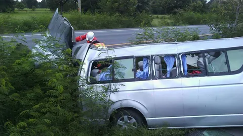 รถตู้ซิ่ง เสยท้าย 18 ล้อจอดเสีย ริมถ.มิตรภาพ เข้าเมืองพล ดับ 4 สาหัส 6