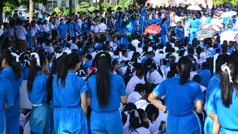 ลุกฮือไล่ผอ.! นร. ร.ร.ดังเชียงใหม่กว่า 2 พันคน ประท้วงไม่เข้าเรียน