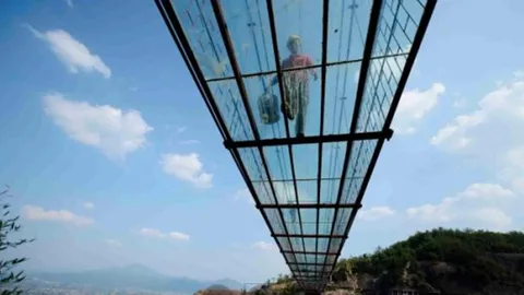 เสียวไส้ไปไหม! เปิดสะพาน 'กระจกใส' ที่สมบูรณ์ที่สุดในโลก