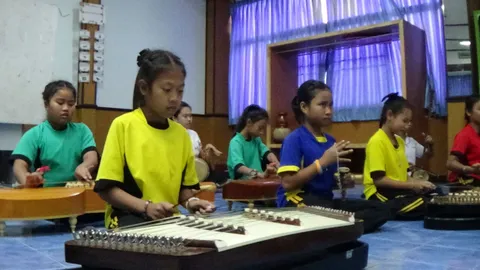 โรงเรียนดังอ่างทอง ปลื้ม 2 เด็ก ป.5 เก่งดนตรีไทย ได้เป็นตัวแทนระดับภาค