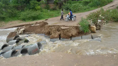 น้ำป่าเขาใหญ่ ซัดถนนดินข้ามคลองทางลัดเชื่อมสระบุรี-โคราช ขาด