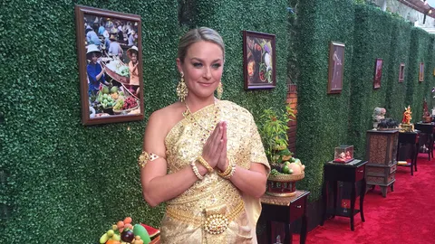 'อลิซาเบธ รอห์ม' ดาราอเมริกัน โชว์ชุดไทยตระการตา