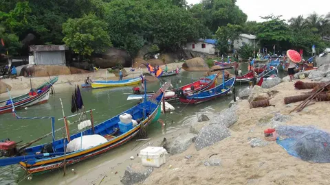 เรือประมงสงขลากว่า 20 ลำหยุดออกเรือ หลังอุตุฯ เตือนคลื่นลมแรง