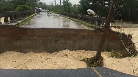  'ระยอง' น้ำท่วมสะพานขาด รถจมหาย เขื่อนแตกแค่ลือ ยัน น้ำล้นสปิลเวย์