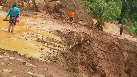 ดินโคลนสไลด์ทับถนนแม่ฮ่องสอน หลังฝนตก 2 วัน จนท. เร่งเปิดเส้นทาง