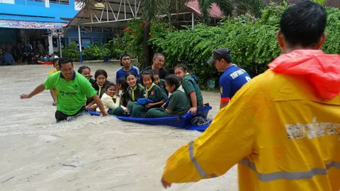 นร.หนีน้ำ 