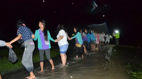 รับน้องเจอน้ำ! อพยพวุ่น นศ.สวนดุสิตนครนายก 170 คน  