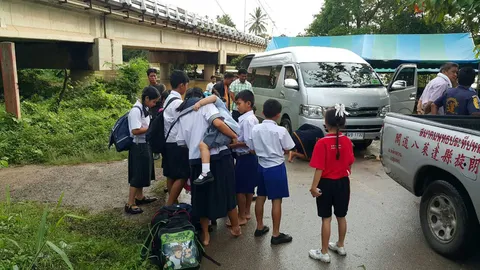 ชาวบ้านด่ายับ คนขับรถตู้พาเด็กติดกลางน้ำ โชคดีปลอดภัยหมด