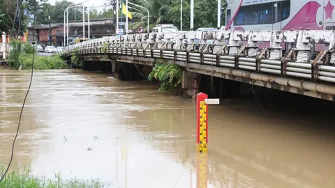 คนจันท์ชัก ‘ธงเหลือง’ เตรียมรับมือ! น้ำป่ามาแน่ท่วมย่านเศรษฐกิจ 
