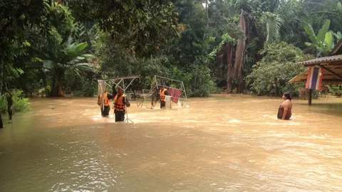 ทหารช่วยชาวกระบี่ขนของหนีน้ำท่วม หลายพื้นที่ยังไม่คลี่คลาย