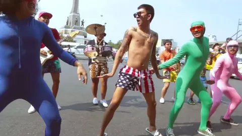 เทียบชัดๆ 3 เวอร์ชั่น! จาก ‘หนุ่มฟ้อหล่อเฟี้ยว’ ถึง ‘แว้นฟ้อหล่อเฟี้ยว’  คุณคิดว่าไง?