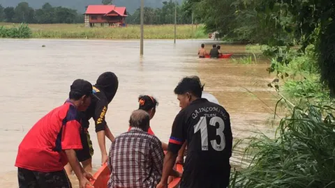 'ปราจีนบุรี' พ่อส่งลูกไปสอบ ถูกน้ำป่าซัดจมหายต่อหน้า 