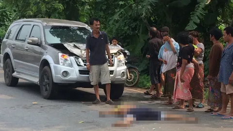 สลด! เฒ่าวัย 80 เดินข้ามถนน ถูกรถพุ่งชนดับคาที่