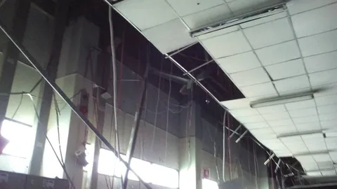 ระทึก! ฝ้าเพดานถล่ม ทับพนักงาน “แคล-คอมพ์” เจ็บระนาว