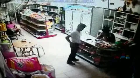 ลูกชายนายดาบ จ่อยิงหัว ต่อหน้าบุพการี