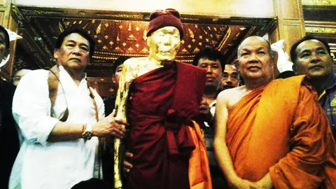 23 ปีไม่เน่าเปื่อย!! ลูกศิษย์ร่วมเปลี่ยนผ้าจีวร ‘หลวงปู่หล้าตาทิพย์’