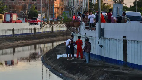 หนุ่มใหญ่ ขี่ จยย.หลุดโค้ง ชนขอบปูน กระเด็กตกคลองดับ