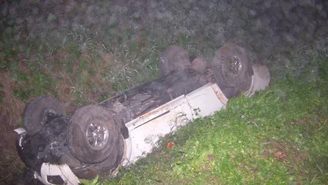 โจรดื้อ!! ลักรถทั้งที่ล็อกคลัตช์ ดันทุรังขับ ตกถนนซมซานหนี