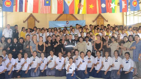 ตร.ท่องเที่ยวเมืองกาญจน์ ดึงฝรั่งสอนภาษาอังกฤษ นร.ชนบทต้อนรับเออีซี