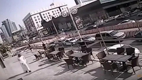  ชายซาอุฯรอดตายเหลือเชื่อ! กระจกร่วงเฉียดหัว‘เส้นยาแดงผ่าแปด’ (ชมคลิป)