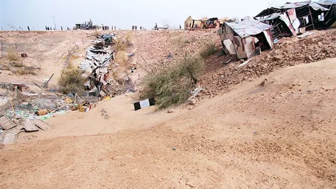 สุดช็อก! หนุ่มใหญ่อินเดียโดนฝังทั้งเป็น เมาตกหลุมหลับยาว คนงานไม่รู้เทลูกรังกลบ