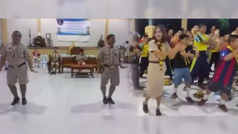 น่ารักมุ้งมิ้ง! ครู-นักเรียน ร่วมเต้นเพลงการ์ตูนดัง ในค่ายลูกเสือ 