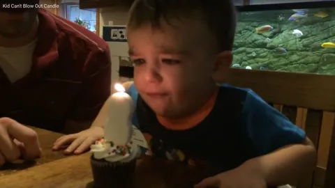 ฟู่ว ฟู่ว! หนุ่มน้อยเป่ากี่ทีเทียนก็ไม่ดับ คุณพ่อเลยหาตัวช่วยมาให้