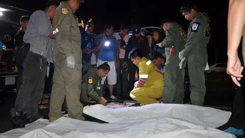 ปิกอัพรับส่ง พนง. หักหลบเก๋ง-พุ่งชนเสาข้างทาง ดับ 2 เจ็บ 7 